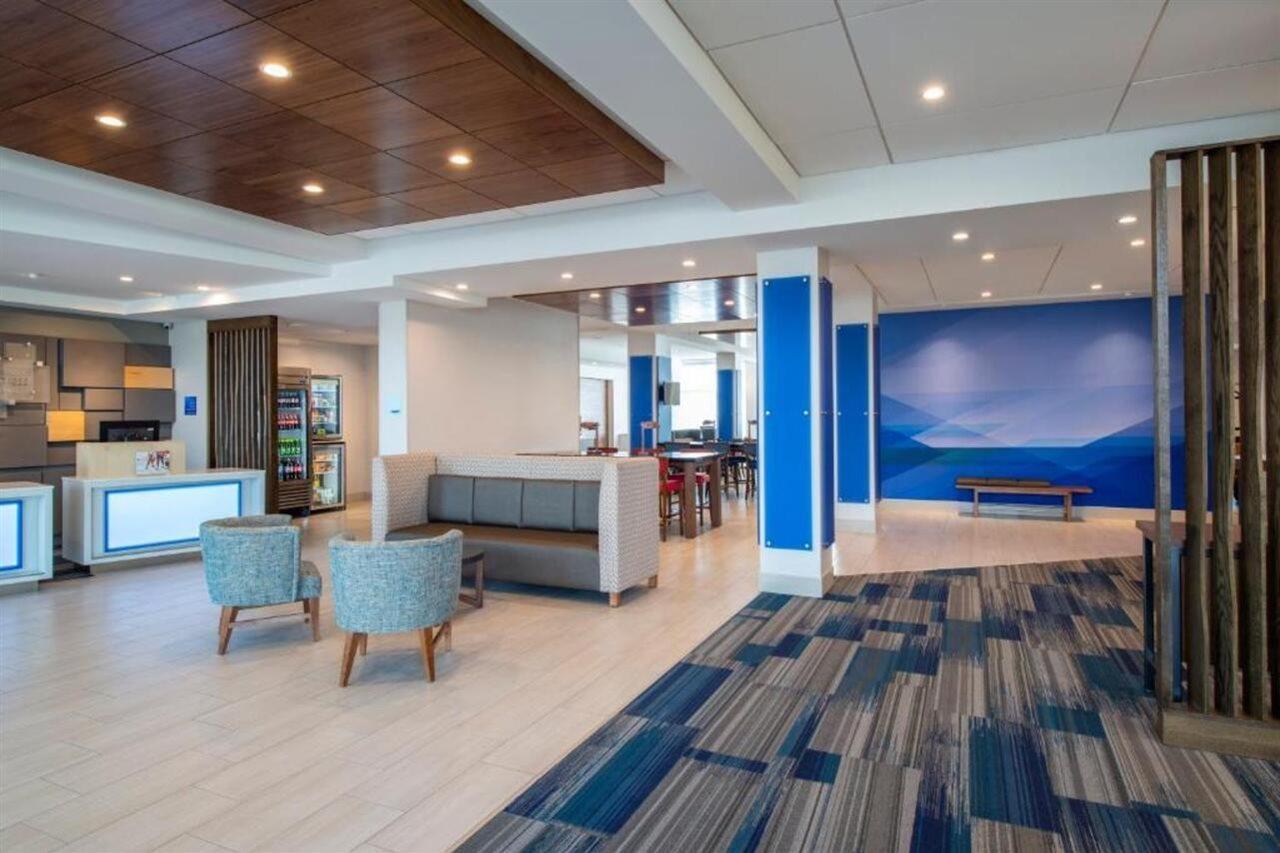 Holiday Inn Express & Suites Kelowna - East By Ihg Exterior foto